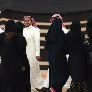 هذا ما فعلته فتاة سعودية بعدما خلعت العباءة في شوارع الرياض (فيديو)