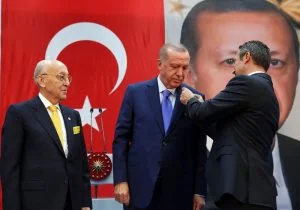 شاهد.. اردوغان يتعرض لموقف طريف