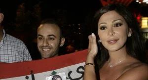 إليسا تهاجم الرئيس اللبناني بعد تعليقه على مظاهرات لبنان