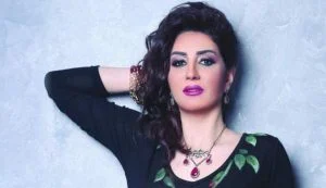 نجل فنانة مصرية مشهورة يرقص شبه عار في الشارع ويثير جدلاً