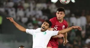 “رسالة مؤثرة”… لاعب المنتخب السعودي يتجول في شوارع الدوحة بصحبة نجم قطر (فيديو)