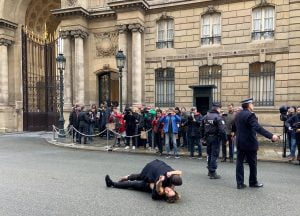 ناشطات Femen يتعريّن قبالة الشانزليزيه “فيديو”