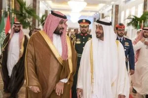 وليا العهد السعودي محمد بن سلمان (يسار) والإماراتي محمد بن زايد