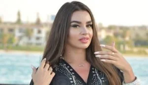 راقصة مصرية شهيرة تفجر غضب المصريين بـ”قلة أدبها”