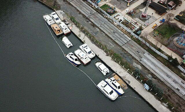 قوارب المشروع "مُتعفنة" ومتراكمة على شاطئ "القرن الذهبي" في مدينة إسطنبول.
