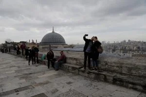 بعد رفع قيود كورونا.. سكان إسطنبول يستمتعون بأجواء صيفية