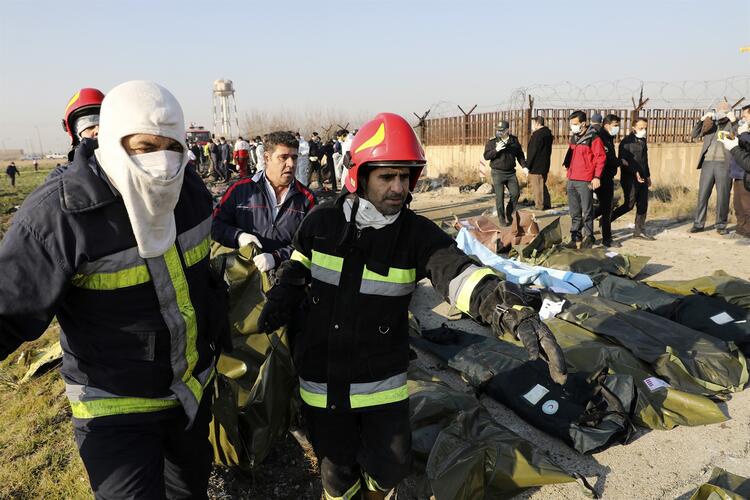 انتشال ضحايا الطائرة الأوكرانية في طهران