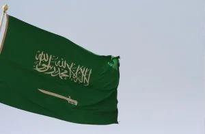 لماذا لا يتم تنكيس علم السعودية عند وفاة أي زعيم؟!