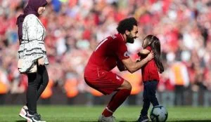 محمد صلاح يرزق بابنة ثانية… تعرف على اسمها