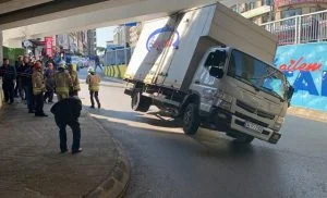 بالصور| اصطدام مركبة تجارية في “كوبري” مروري بإسطنبول