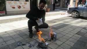 صاحب مطعم تركي يحرق دفاتر ديون زبائنه.. وهذا هو السبب