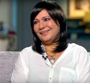 فيديو| فنانة شهيرة تعبر عن صدمتها: “حطوا صورتي في الكعبة وأنا مسيحية”