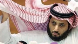 شاهد.. تركي آل الشيخ يكسر التلفاز بعد تلقيه الهدف الثاني خلال مباراة “تحدي البلاي ستيشين”