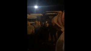 شاهد .. هكذا تصرف أمير سعودي مع سائقين أتراك عالقين في المملكة(فيديو)