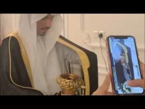 شاهد.. السعودية هيون الغماس وقعت في المحظور ونشرت صورة زوجة ابنها اثناء عرسه وهذا ما حصل بعدها