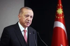 أعلن الرئيس التركي رجب طيب أردوغان، أن بلاده تعتزم اعلان مبادرة جديدة لحل المشاكل. وقال الرئيس في تصريحات له وفق متابعة تركيا الان، ان تركيا ستعمل علىمنح الدبلوماسية مساحة أكبر لحل المشاكل في شرق المتوسط عبر الحوار. وأضاف أردوغان: “نعتزم الاستماع إلى كل دعوة صادقة، وإعطاء الدبلوماسية أكبر مساحة ممكنة، وحل المشكلات التي يمكن أن يكون فيها الجميع رابحا من خلال الحوار”. جاء ذلك في تغريدة على حسابه بموقع “تويتر” كمبادرة لحل المشاكل شرق المتوسط. وأضاف: “سنواصل الدفاع حتى النهاية عن كل قطرة ماء وشبر أرض من بلادنا”.