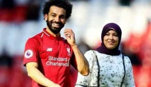 بالصور..محمد صلاح يحتفل مع أسرته بالكريسماس فى ظهور نادر لزوجته