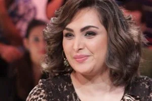 ابنة فنانة سورية شهيرة تثير الجدل بملابسها في البحر (شاهد)