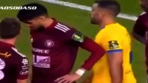 شاهد .. حركة غير أخلاقية من اللاعب المغربي حمدالله تجاه لاعب الفيصلي