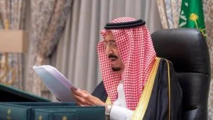 دكتور سعودي مشهور يروي قصة للملك سلمان مع عامل منعه ركوب المصعد وما فعله الملك معه (فيديو)