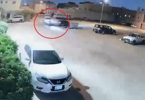 بالفيديو.. قائد سيارة يصطدم بأخرى أثناء عبور تقاطع .. وردة فعل غريبة من السائق!