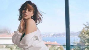 المغنية التركية سيمجي ساغين تتعرض لأزمة صحية على متن طائرة