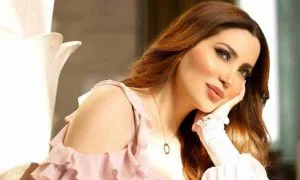 الفنانة السورية نسرين طافش تلفت الأنظار بإطلالة أنيقة