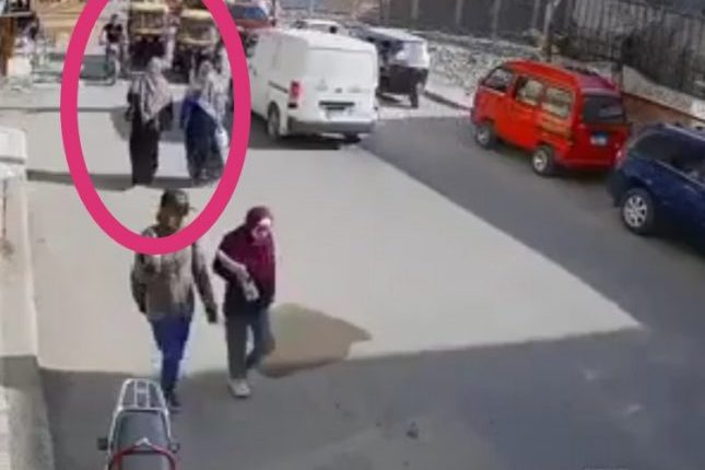 فيديو صادم للحظة دهس توكتوك لسيدتين في الشارع بمصر