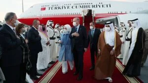 أردوغان يصل إلى قطر في زيارة رسمية