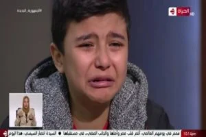 فيديو تقشعر له الأبدان.. طفل مصري يروي بدموعه مأساته بعد تخلي والدته عنه بسبب زواجها