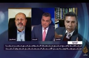 ضيف يفاجئ مذيع الجزيرة ويشعل سيجارة خلال لقاء مباشر (فيديو)