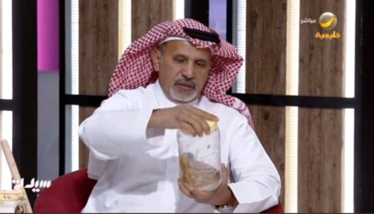 شاهد.. باحث يقوم بتجربة التعرض للسع النحل على الهواء مباشرة