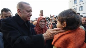 أردوغان يتفقد مخيما لضحايا الزلزال