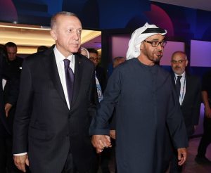 شاهد.. الشيخ محمد بن زايد يعانق اردوغان بعد فوز “السيتي”