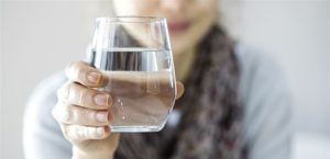 تهدد صحتك.. عادات خاطئة عند شرب الماء