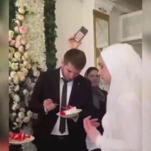 عريس تركي يثير جدلاً بتصرف غير متوقع في حفل زفافه.. مافعله حديث مواقع التواصل في تركيا “فيديو”