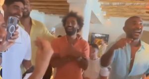 محمد صلاح يتعرض لهجوم واسع بعد رقصه على أغنية “ايه اليوم الحلو ده”