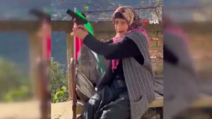 فيديو لمسنة تركية عمرها 93 عامًا تتحدى إسرائيل بالسلاح وتحظى بتأييد واسع